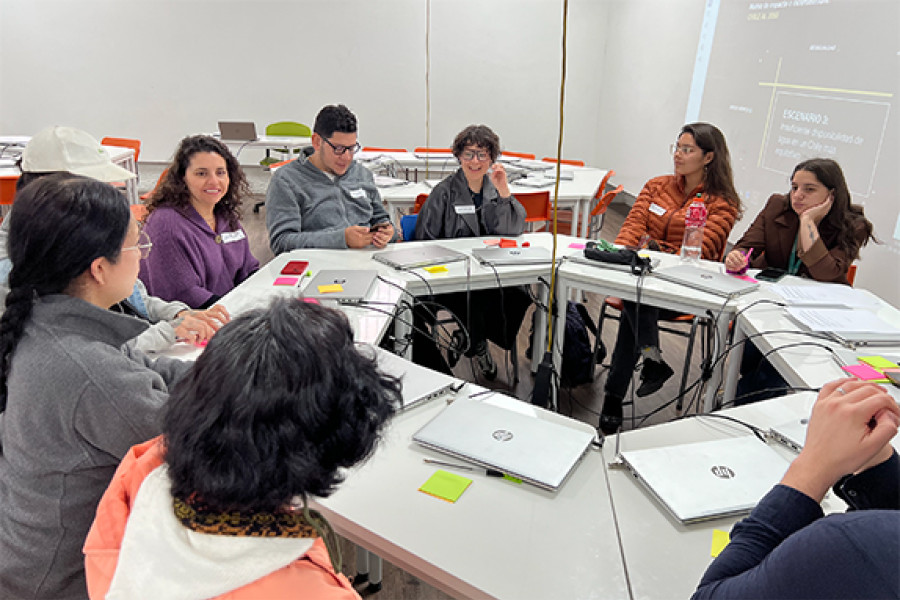 Mesa de conversación de la comunidad Usach. Mesa redonda, personas y fondo blanco.