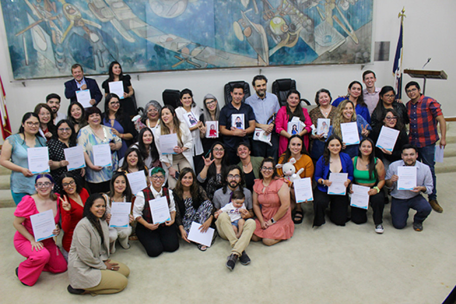 Foto en Salón de Honor, estudiantes y profesores. De fondo, cuadro de Roberto Matta