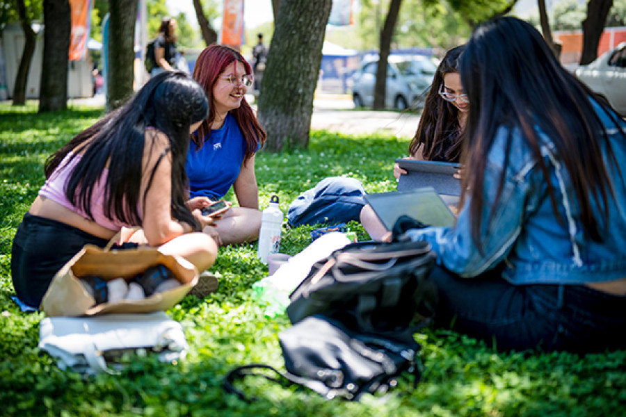 Jóvenes compartiendo sentadas en el césped