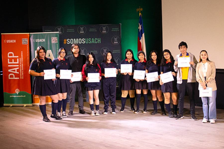 Estudiantes de la Academia Paiep PACE recibiendo diploma