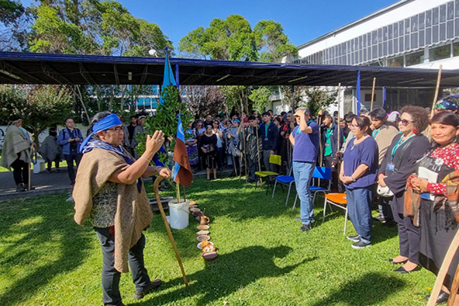 Mapuche realiza ritual frente autoridades Usach. Fondo de pastos de ciencia