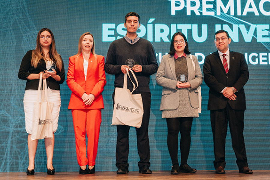 Fondo azul, letras blancas, decano, autoridades y estudiantes premiados