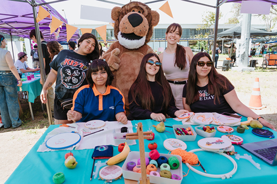 Usachín con estudiantes comparte en la feria