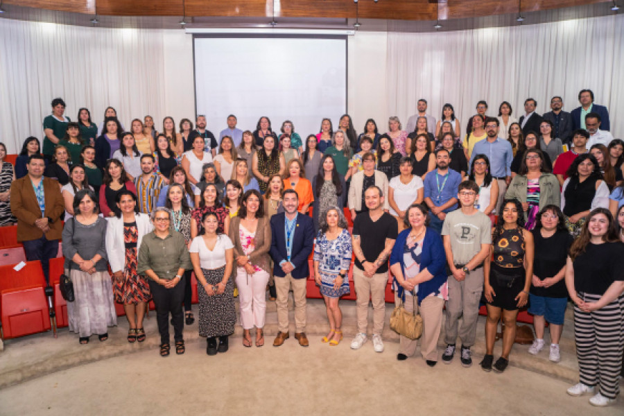 Profesoras, directores, autoridades Usach en el Salón de Honor de la Corporación