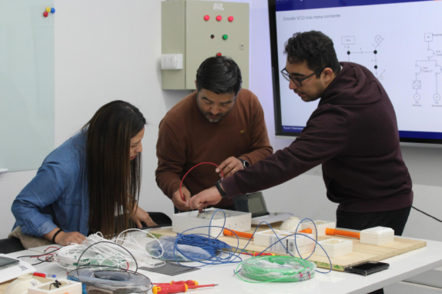 Investigadores trabajando en laboratorio