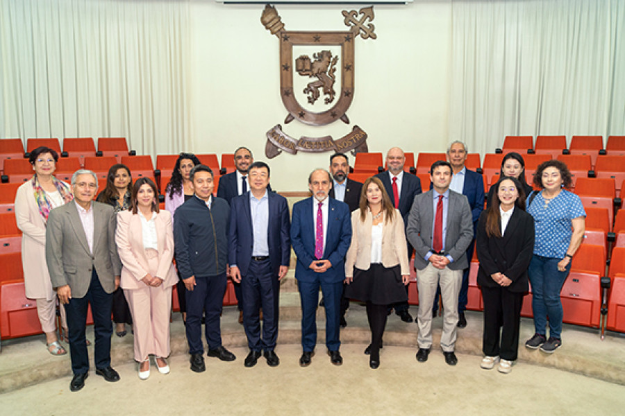 Participantes en la reunión posando en el Salón de Honor Usach