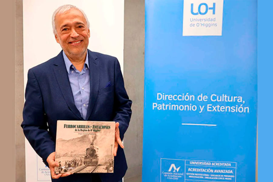 Dr. Sergio González posando con libro presentado