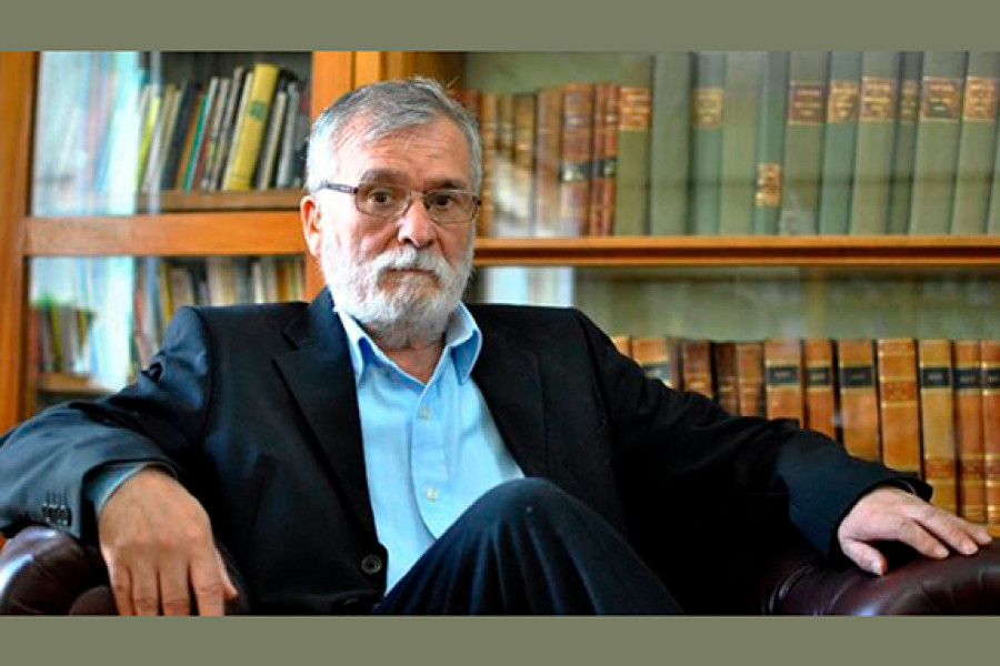 Foto del poeta y periodista Hernán Miranda Casanova, sentando en una silla en la Biblioteca del Círculo de Periodistas.