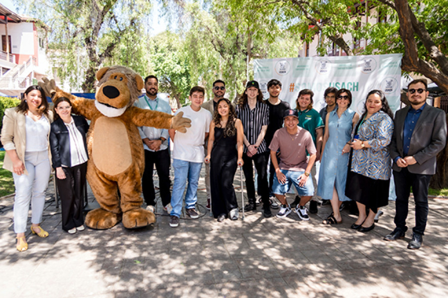 Equipo VRAE y Usachín en patios de la Escuela de Artes y Oficios