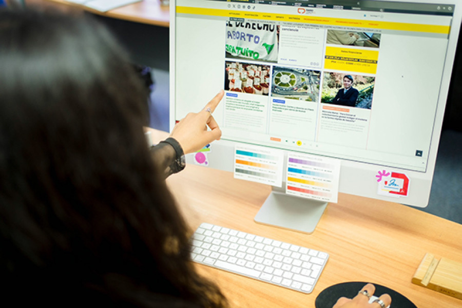 Persona revisando en un computador el portal de Diario Usach