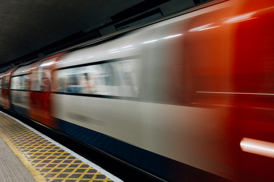 Carro del Metro circulando.