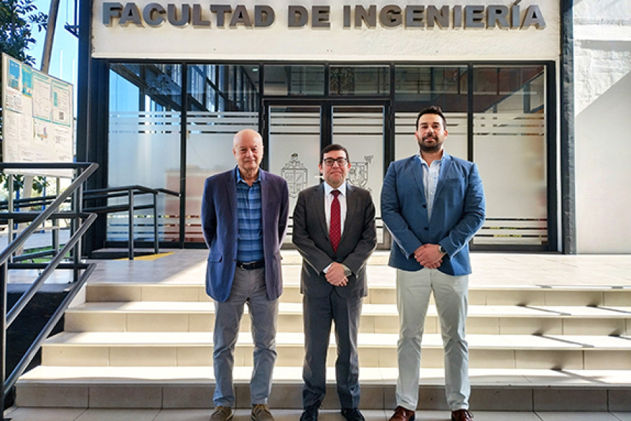 Decano de Facultad de Ingeniería junto a académicos