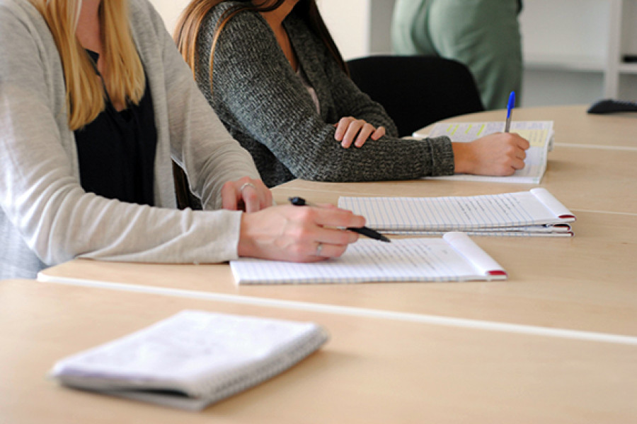 Estudiantes mujeres tomando apuntes