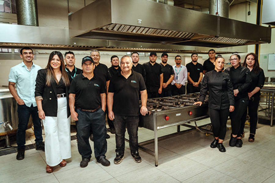 Equipo de la Unidad de Servicios Alimentarios posando al interior de la cocina del casino EAO