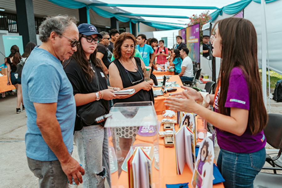 Familia recibe información de importancia en Feria del Postulante Usach por parte de estudiante de nuestra Univeresidad