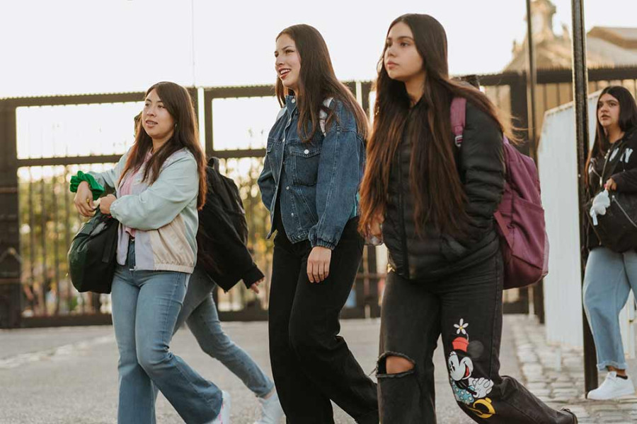 Estudiantes antiguas entrando a la Usach en su primer día