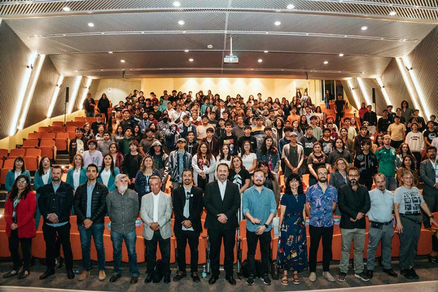 Autoridades y la comunidad estudiantil de la Facultad de Ciencia, posan en el Auditorio FAE en la actividad de bienvenida 2025 