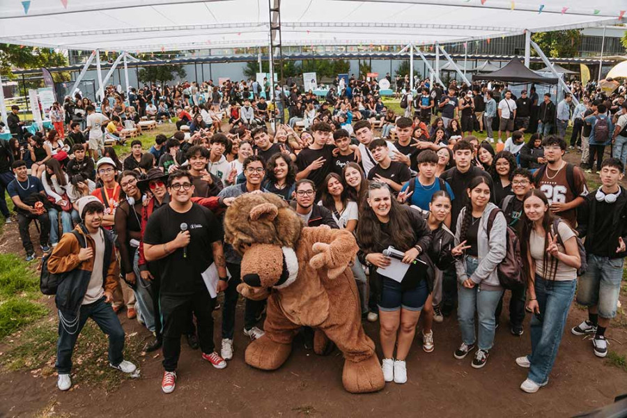 Estudiantes participan en Bienvenida de la Facultad de Ingeniería