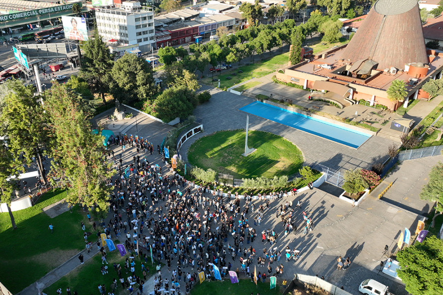 Foto aérea de entrada principal Usach con estudiantes repletando las actividades de Usach Inicia