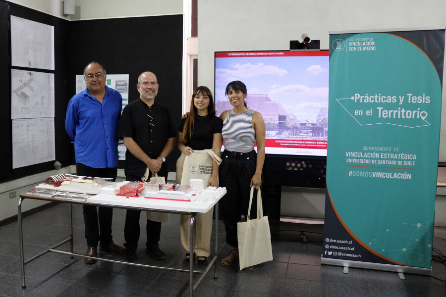 Estudiantes y profesores de arquitectura muestran maqueta a funcionario de la municipalidad de Renca