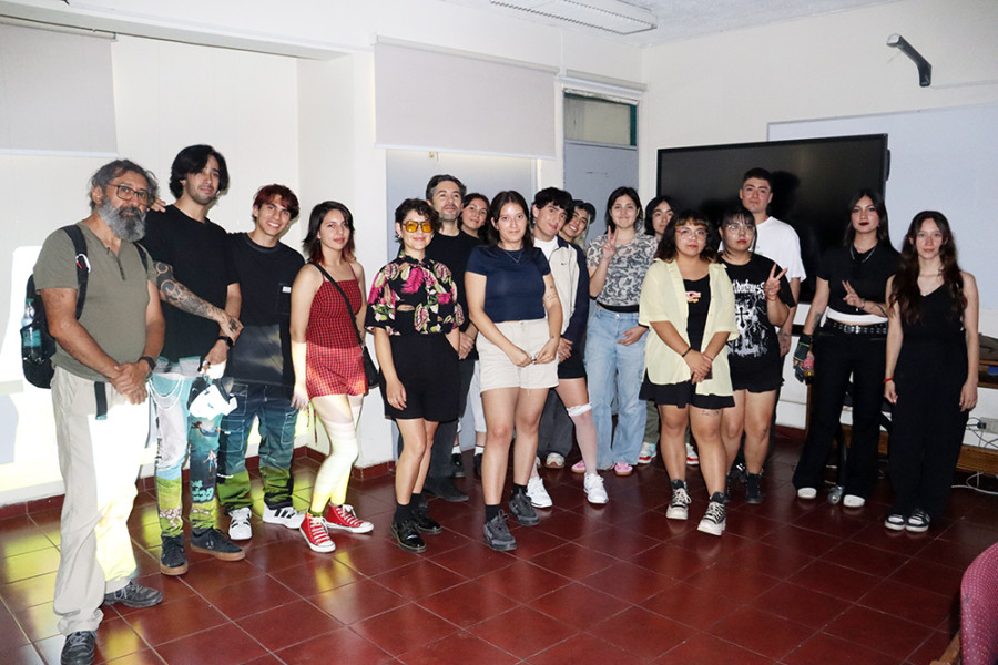 Estudiantes de la Facultad Tecnológica posan junto a profesores y profesionales del Museo Histórico Nacional