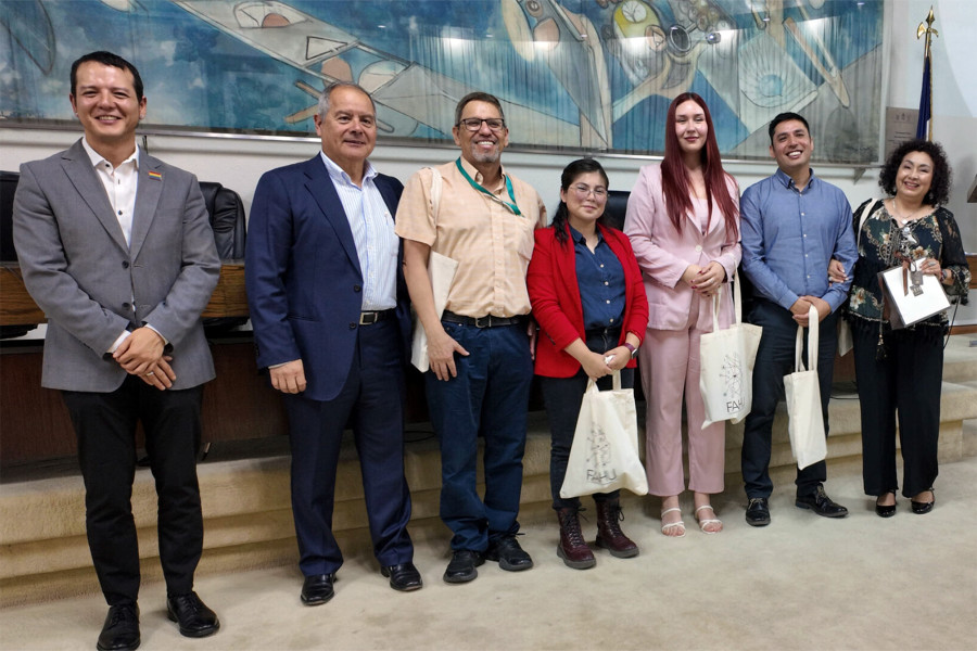 Creadores del museo posan en el Salón de Honor Usach. De fondo, el cuadro del pintor surrealista Roberto Matta