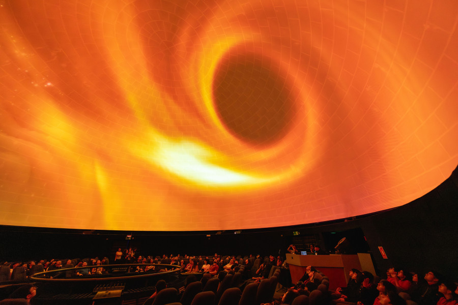 Charla de agujeros negros en sala Einstein