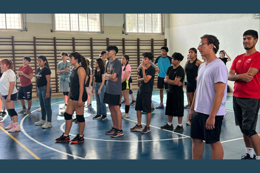 Estudiantes Usach practican deporte en gimnasio institucional