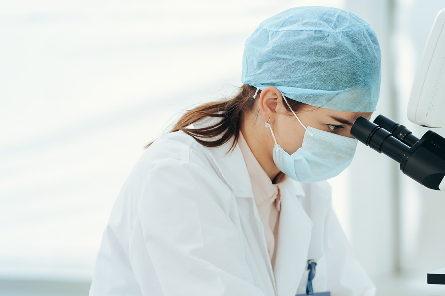 Científica trabajando en el laboratorio.