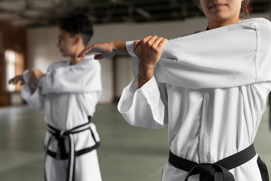 Jóvenes practicando artes marciales