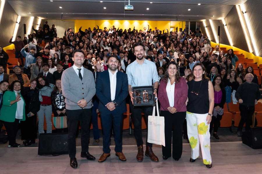 Alcalde Vodanovic, autoridades del Departamento de Gestión de Gestión y Políticas Públicas y estudiantes en el Auditorio FAE