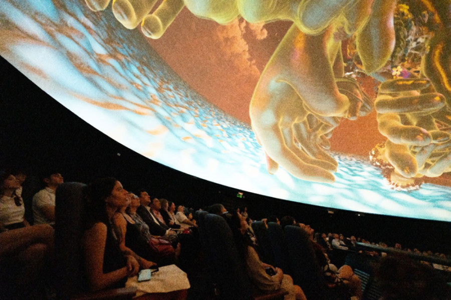 Público de Planetario Usach presencia espectáculo inmersivo de Los Jaivas