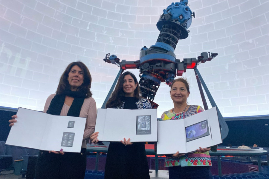 Vicerrectora de Vinculación con el Medio, Directora de Planetario Usach y autoridad Correo Chile, exhiben nuevo sello postal en conmemoración de los 40 años de Planteario