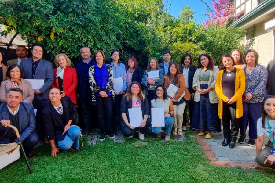 Integrantes del proyecto Usach de traducción de discursos del presidente Aylwin, junto a familiares del ex mandatario y funcionarios de la fundación que lleva su nombre