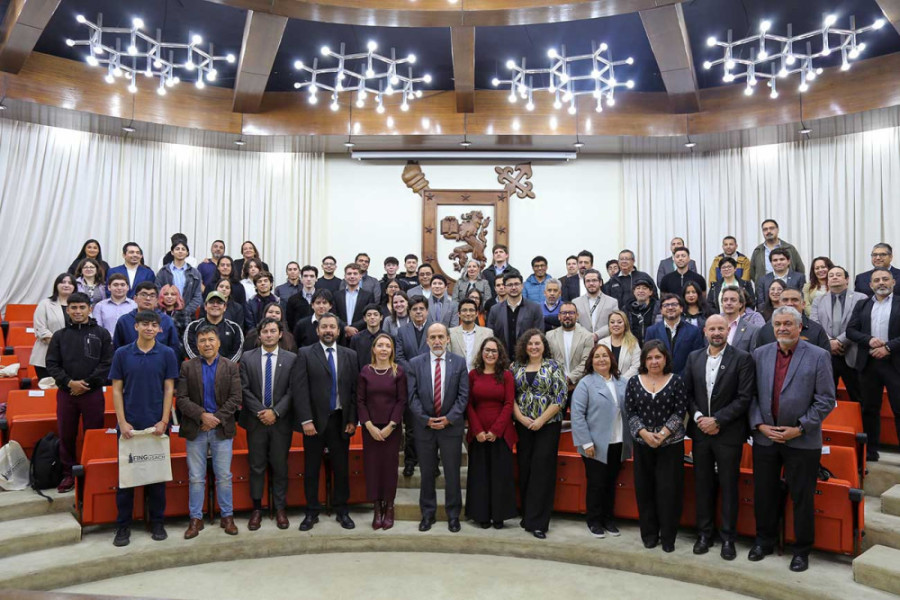 foto grupal en el salón de honor