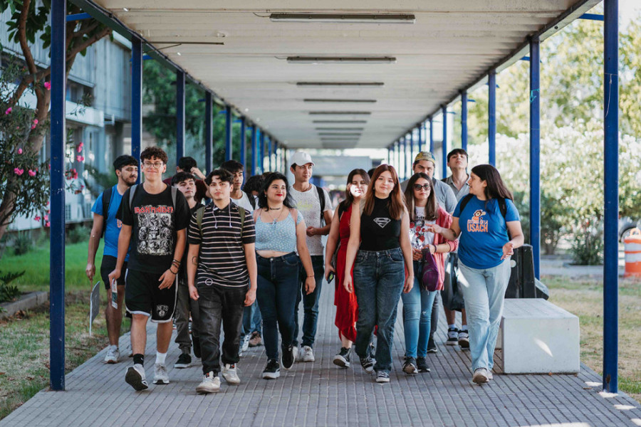 Estudiantes de FACTEC caminan por pasillos de la Usach