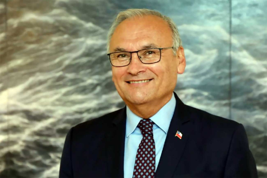 Jaime Moscoso Valenzuela, egresado de Ingeniería Comercial en Administración de Empresas de la Universidad de Santiago de Chile y de la Academia Diplomática de Chile Andrés Bello.