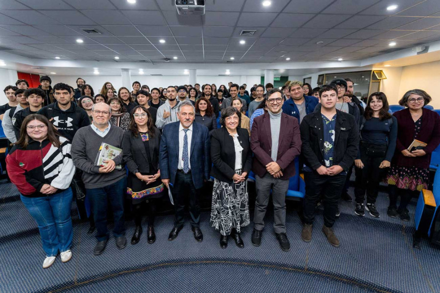 Autoridades, acadéicos y estudiantes de filosofía posan a la cámara