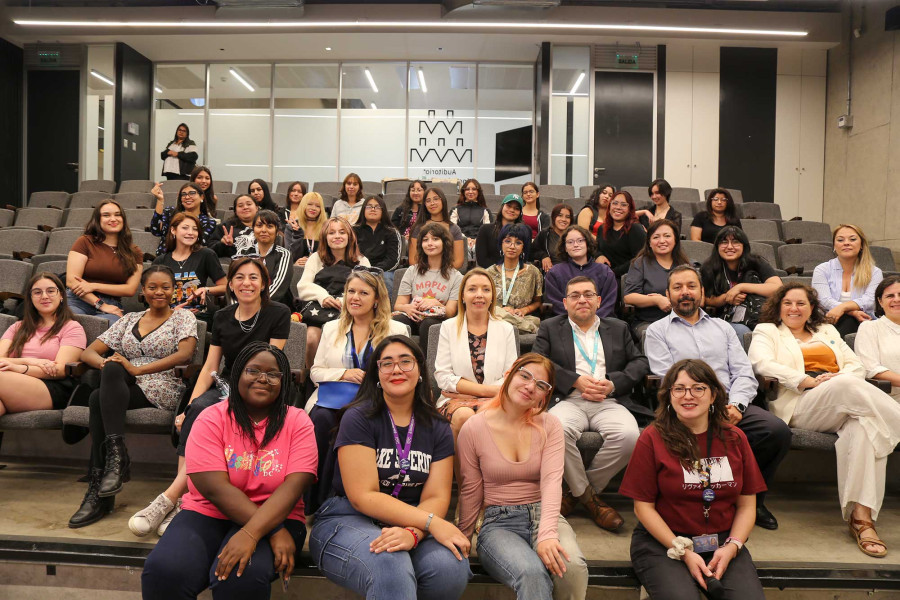 Nuevas estudiantes Usach con autoridades