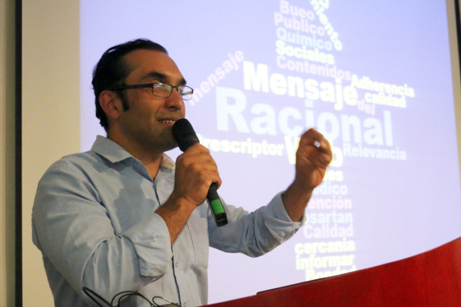 Dr. Leonel Rojo, académico de la Facultad de Química y Biología.