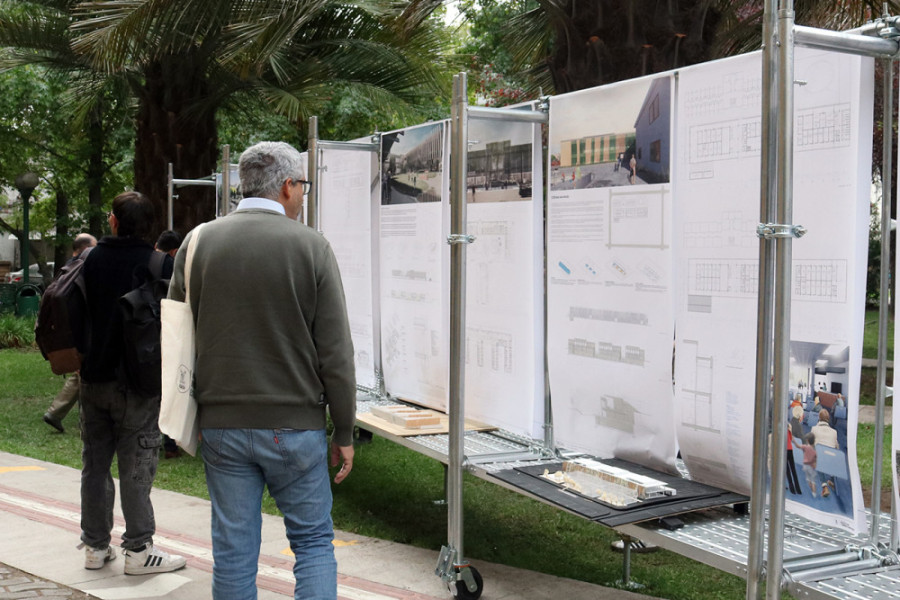 Vecinos de la comuna observan la exposición levantada sobre propuestas de estudiantes de Arquitectura Usach