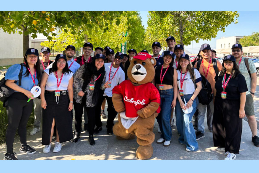 Estudiantes Usach visitan la empresa Carozzi y posan junto a Ambrosito