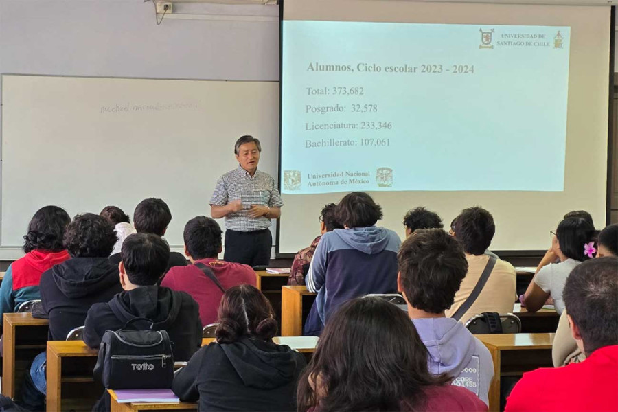 Profesor haciendo clases a interesados estudiantes.