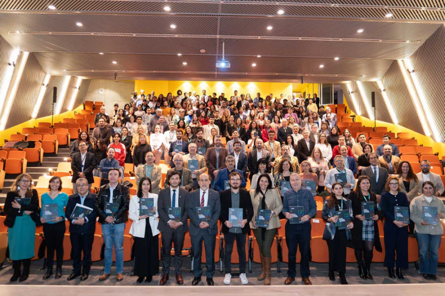 Foto grupal en auditorio FAE