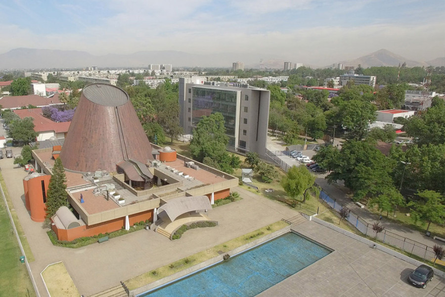 Foto aérea de la Usach en donde sobresale el Planetario de la Universidad