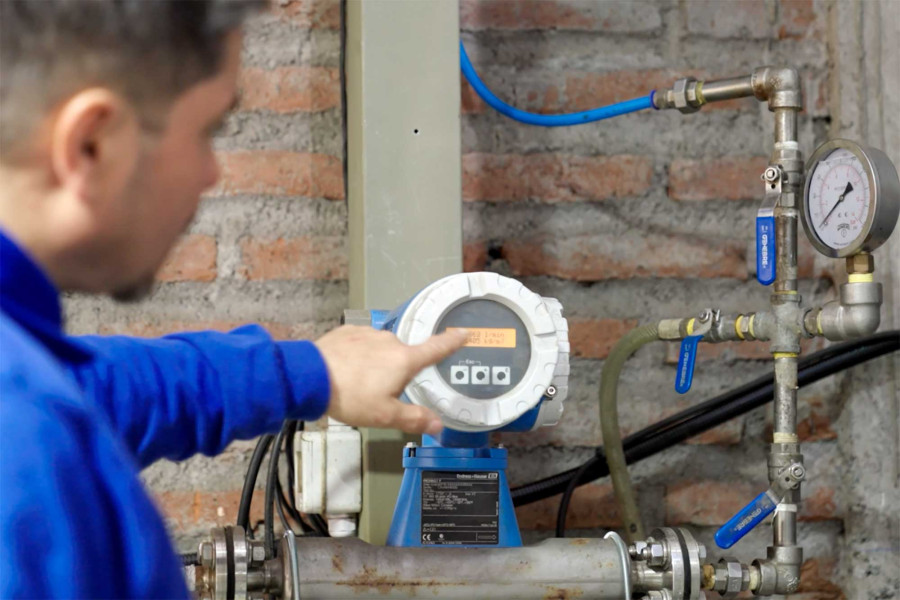 Investigador trabajando con sensor multivariable en tiempo real 