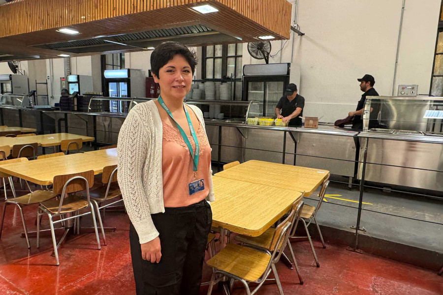 Dra. Andrea Espinoza Pérez, académica de la Facultad de Ingeniería posa en Casino Central Usach