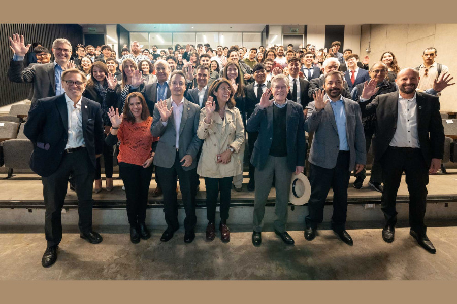 Autoridades Usach, del mundo privada y estudiantes posan para la fotografía