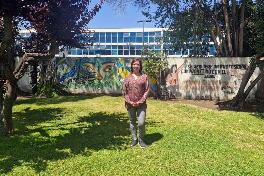 Titulada de la Facultad de Humanidades Usach en patio que colinda con la parte trasera de la Recotría y el patio de las rosas