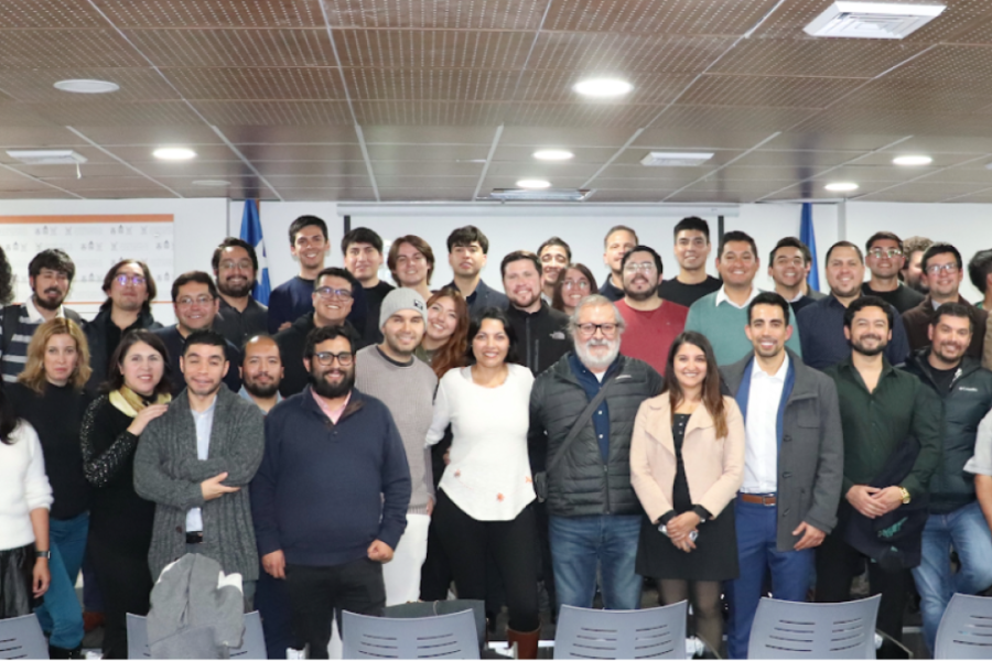 Integrantes de la comunidad de Ingeniería Matemática celebra sus 100 titulados y tituladas. En la fotografía posan estudiantes y profesores 